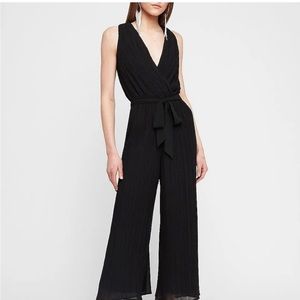 EXPRESS SLEEVELESS PLEATED WRAP FRONT BLACK LINED JUMPSUIT SZ  small.